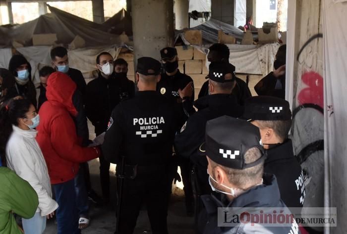 Tensión en San Pío X durante el desalojo de okupas en un edificio abandonado