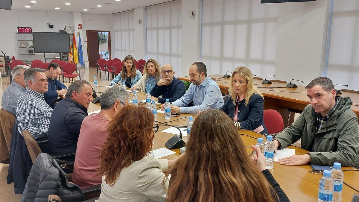 Integrants de la plataforma amb els alcaldes d’Alaquàs, Aldaia i Xirivella