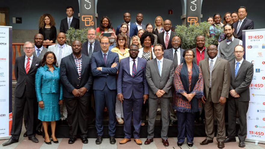 Foto de familia en Casa África antes de la inauguración de la cumbre anual del Global Economic Institute de Canadá.