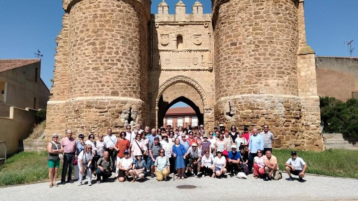 Los participantes en el encuentro posan en una foto para el recuerdo junto a la Puerta Villa.