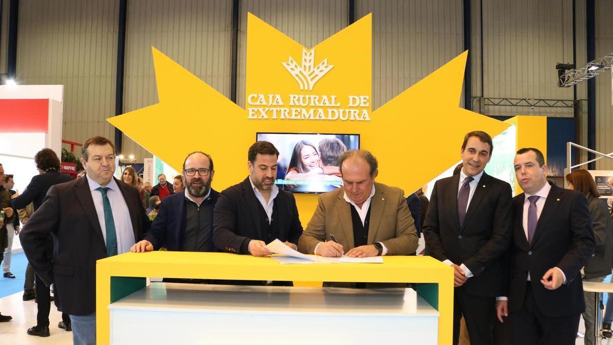 Dorado y Carballo comparten espacio en el stand de Caja Rural Extremadura en Agroexpo