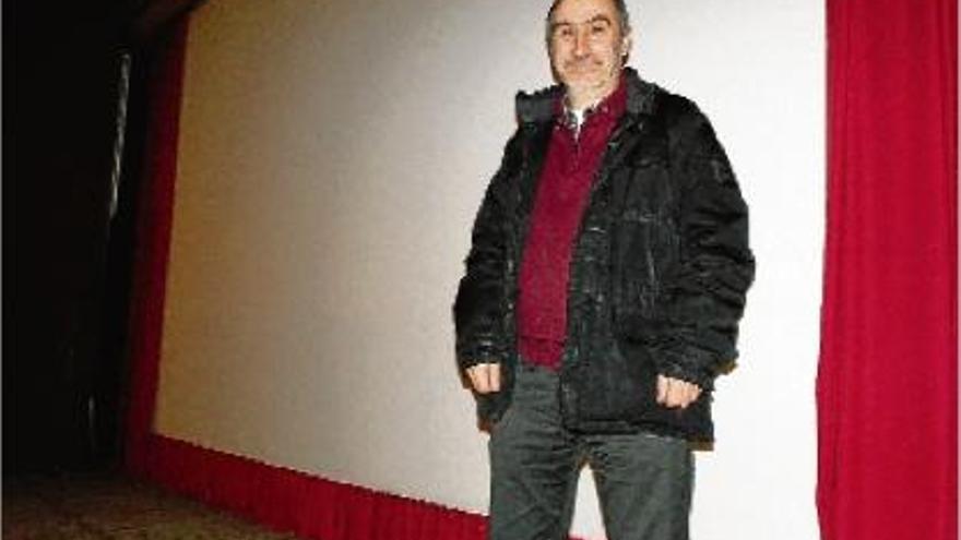 El president de l&#039;entitat, Ramon Gassó, davant de la pantalla on es projectaran els films al Teatre Patronat