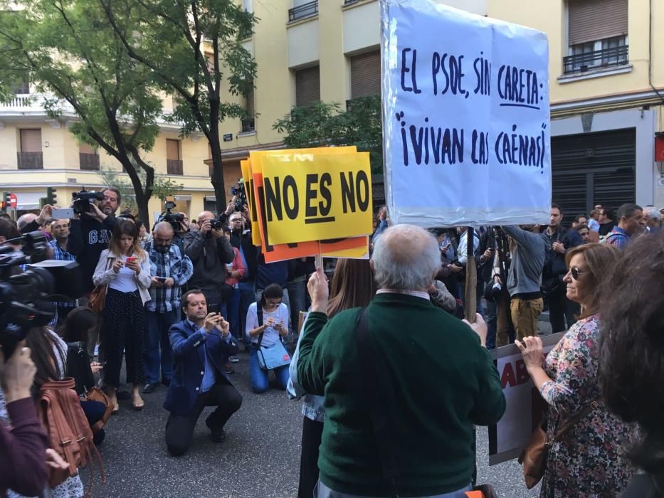 Tensa llegada de los militantes al Comité Federal del PSOE
