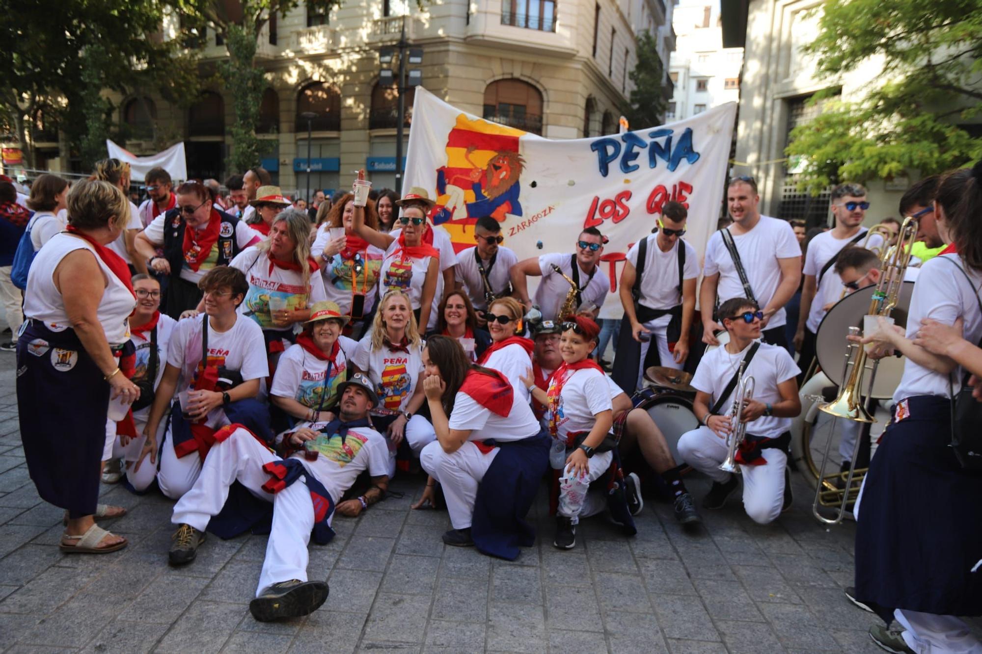 El pregón de Interpeñas ha vuelto a llenar de color y fiesta las calles de Zaragoza