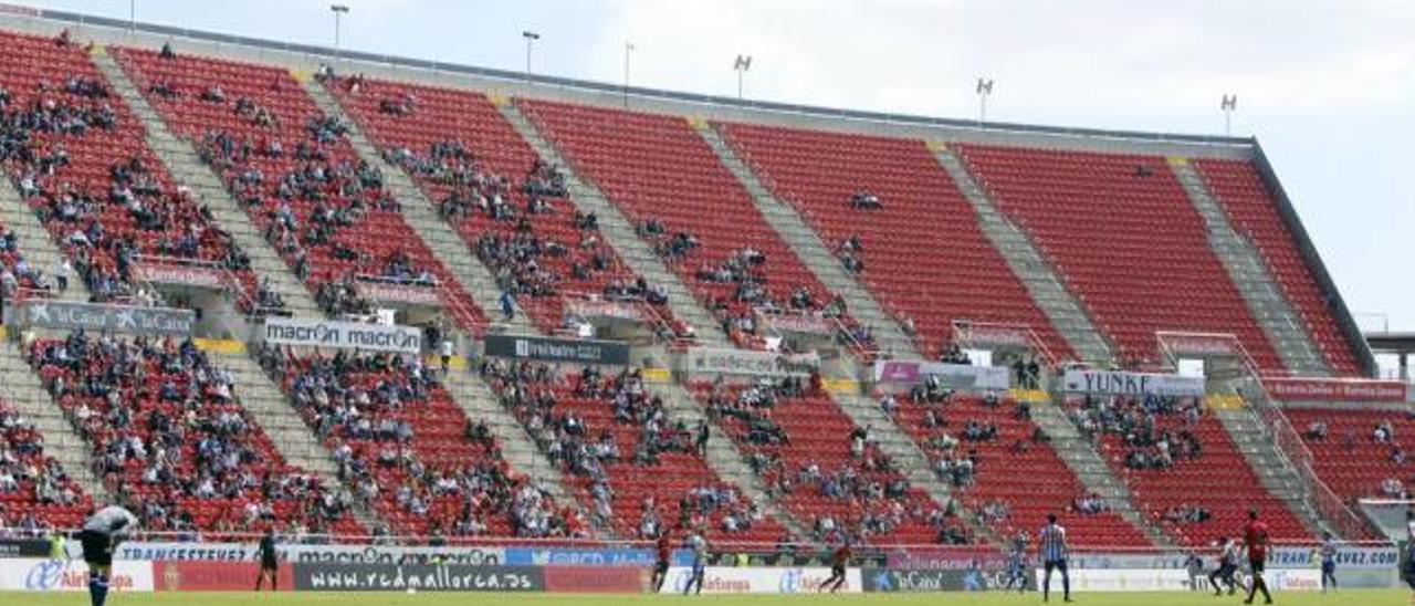 La tribuna sol de Son Moix, semivacía, durante un partido de Liga.