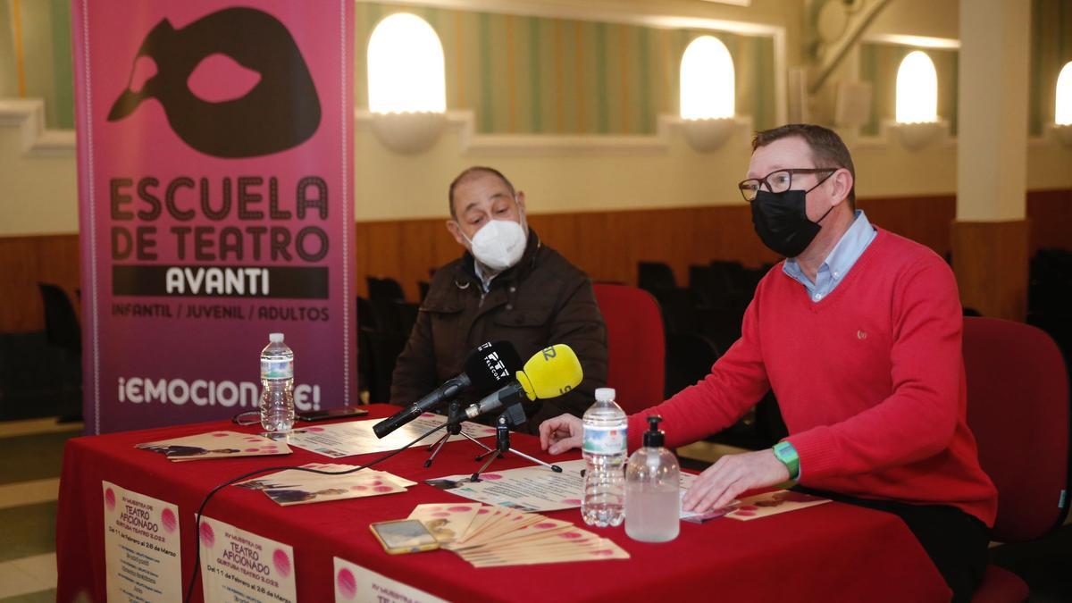 El director del Teatro Avanti, Paco Santofimia, y el presidente de la Federación de Grupos de Teatro de Córdoba, Rafael Dorado, presentan la Muestra de Teatro Aficionado.