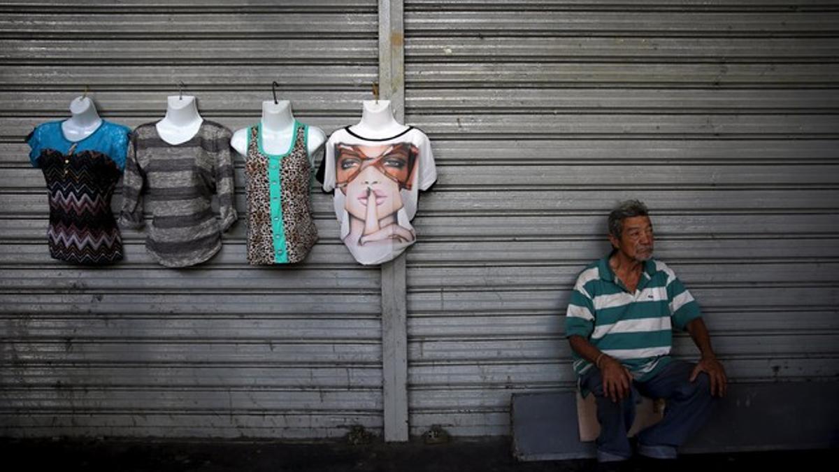 Un hombre vende ropa en una calle de Caracas, el pasado viernes.