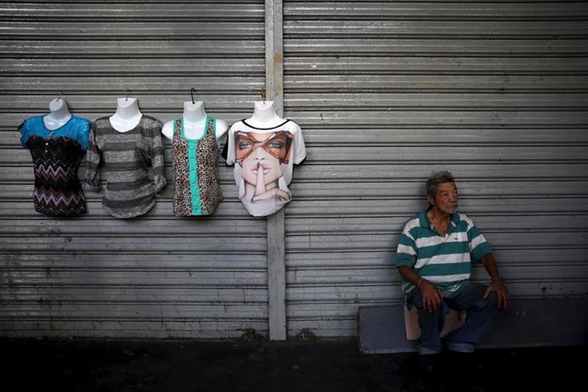 Un home ven roba en un carrer de Caracas, divendres passat.