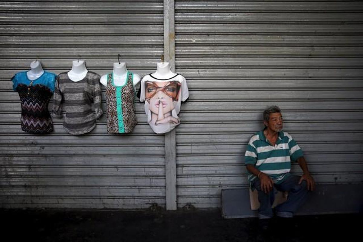 Un home ven roba en un carrer de Caracas, divendres passat. Un home ven roba en un carrer de Caracas, divendres passat.