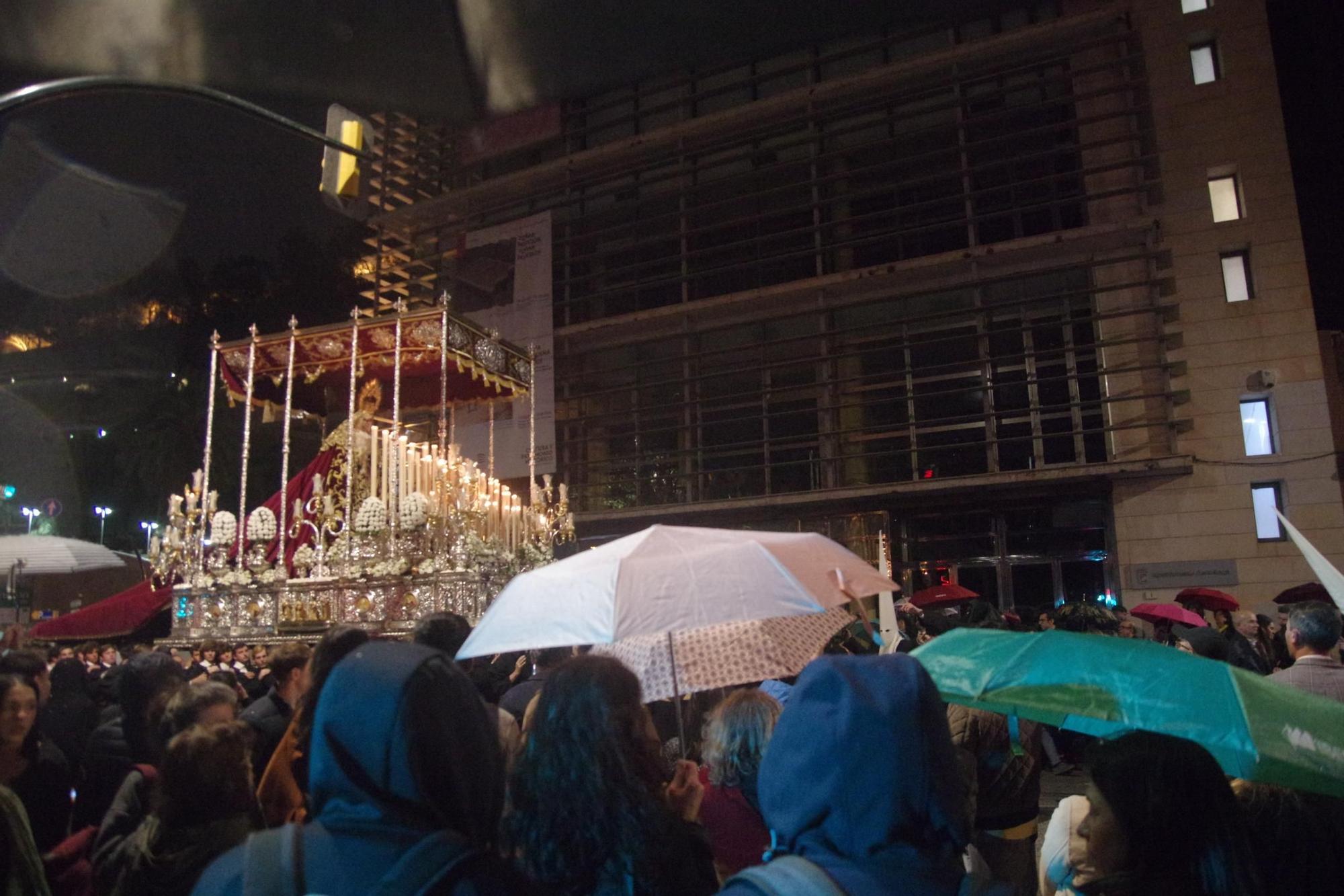 La lluvia cogió en la calle Descendimiento, camino de su casa hermandad este Viernes Santo
