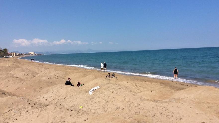 Dénia «estrena» una playa de montículos de arena