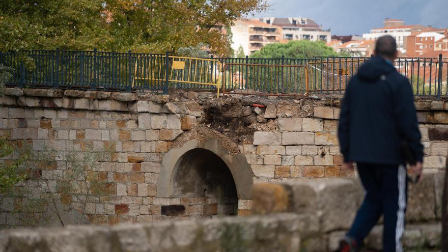 GALERÍA | Varios sillares del Puente de Piedra se desprenden al retirar parte de la barandilla