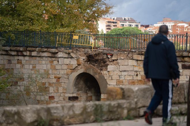 GALERÍA | Varios sillares del Puente de Piedra se desprenden al retirar parte de la barandilla