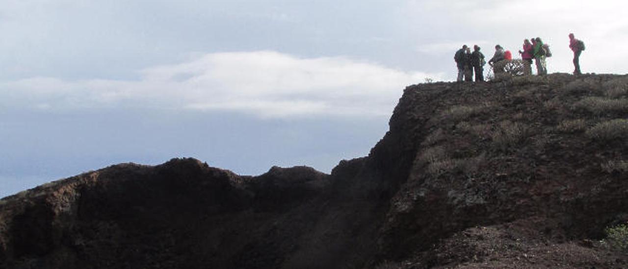 Turistas en el Parque Natural de Timanfaya.