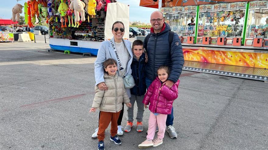 Bea Sánchez und Carlos Flores mit ihren drei Kindern.