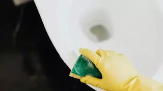 Cómo limpiar el fondo del váter y eliminar las manchas marrones de una sola pasada