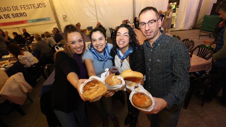 Comadres &quot;como las de antes&quot;: récords de ventas de bollos y más de trescientas personas en la merienda popular de la plaza de abastos