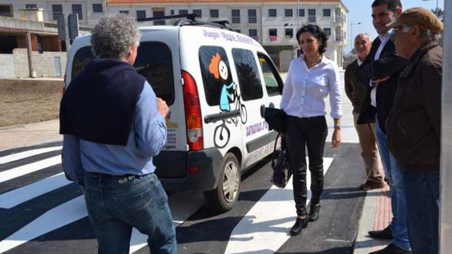 Alcaldesa, concejales y vecinos después de saludar a los ocupantes del vehículo que estrenó el vial.  // E. G.