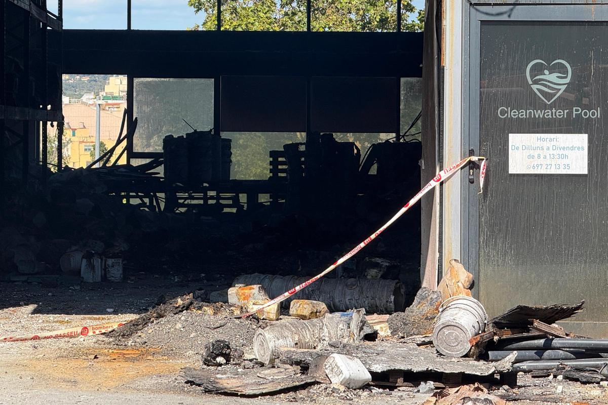 Acceso a la nave incendiada en Vilanova i la Geltrú