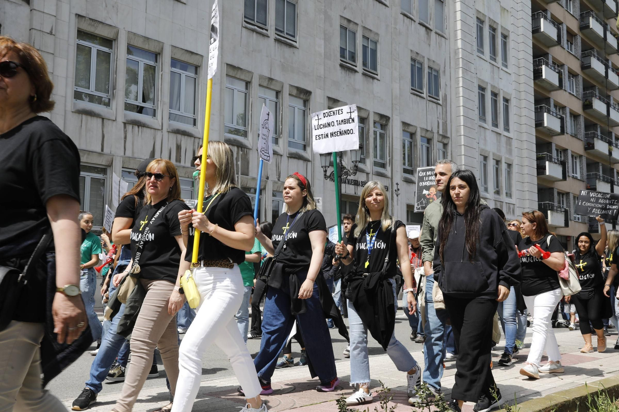 EN IMÁGENES: Segunda jornada de huelga de los profesores y protestas en Oviedo