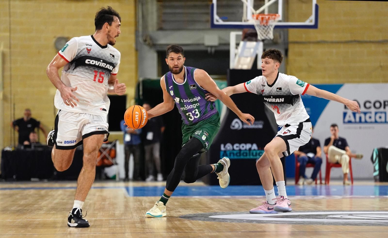 Momentos del partido amistoso entre el Unicaja y el Coviran Granada, que ha tenido lugar este sábado en Córdoba. El encuentro ha permitido disputar el título de la Copa Andalucía