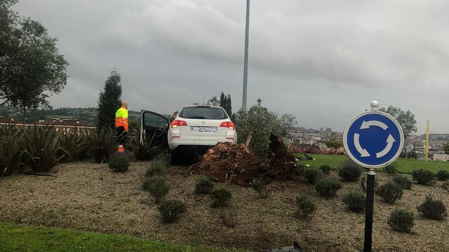 Se empotra en una rotonda junto al HUCA