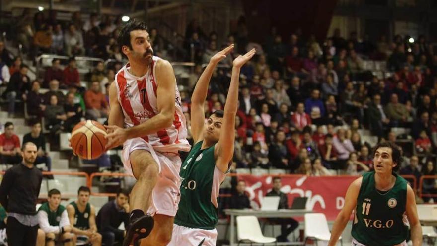 Dani González pasa el balón tras apurar la línea de fondo.