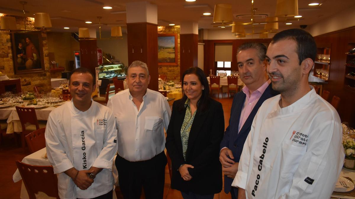 Kisko García, Pedro Lucena, Ana Carrillo, Antonio Caño y Paco Cabello en el Restaurante Casa Pedro.