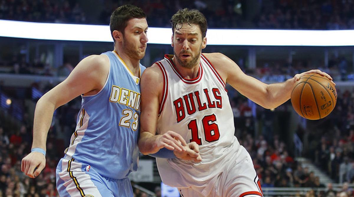 Pau Gasol avança amb la pilota davant Jusuf Nurkic, en el partit que els Bulls i els Nuggets han disputat a Chicago. Pau Gasol avança amb la pilota davant Jusuf Nurkic, en el partit que els Bulls i els Nuggets han disputat a Chicago.