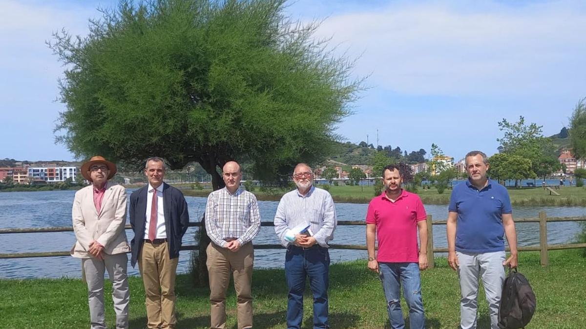 Por la izquierda, Jesús Jordá, Juan Carlos Menéndez, Pablo León, Ramón Canal, Esteban Álvarez y Fructuoso Díaz, ayer, en Ribadesella, con motivo de la inauguración del curso de la UNED. | M. Villoria