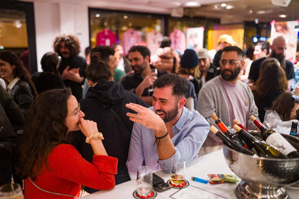 Barcelona. 05/03/2026. On Barcelona. La Vivi Bar, un bar con iconografía religiosa y azulejos estilo cordobés. AUTOR: Marc Asensio Barcelona, Catalunya, España, La Vivi Bar, Gràcia, bar, ambiente, tapas, azulejos, La Virgen, estilo cordobés, iconografía religiosa
