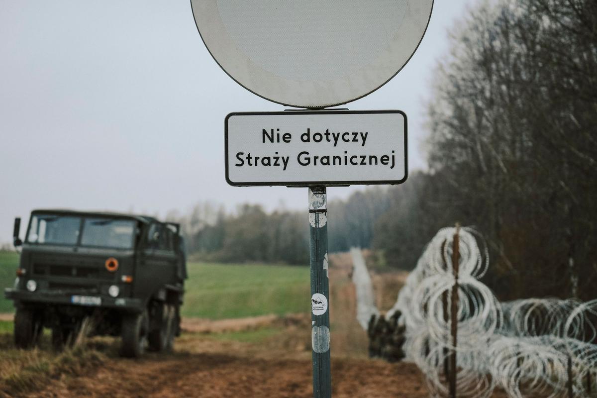 Soldados del ejército polaco arreglan bobinas de alambre de púas en una valla a lo largo de la frontera polaca, con el enclave ruso de Kaliningrado, cerca de Zerdziny, Polonia