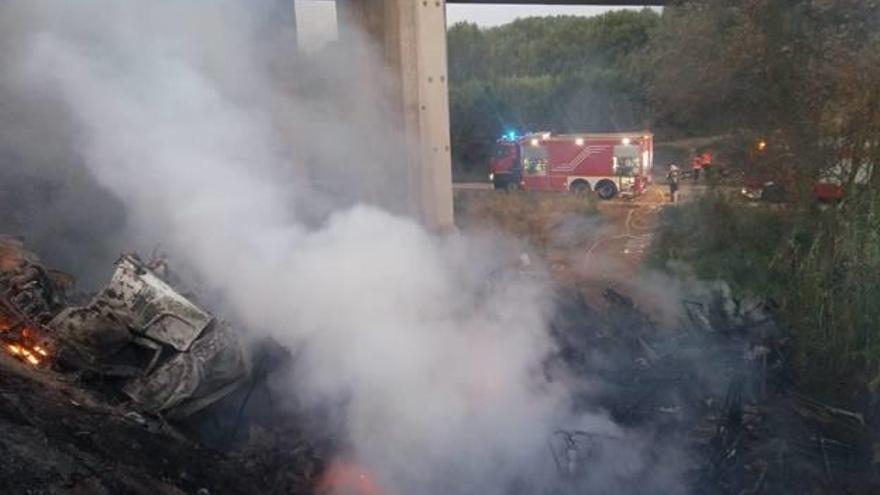 Mor un home en caure amb el seu camió per un pont d&#039;una autovia a Osca