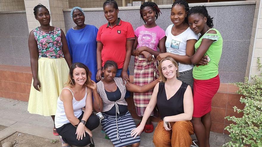 Lucy Anne Parker y Elisa Chilet, con mujeres en Chokwe