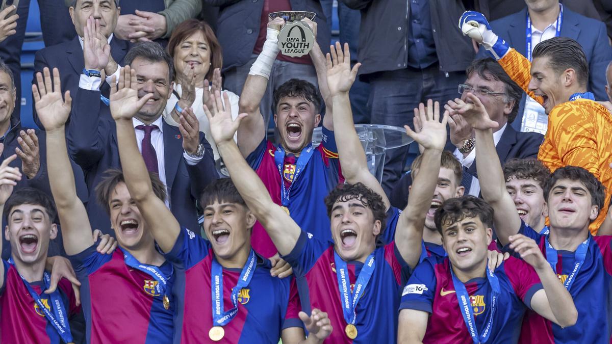 Los jugadores del Barça posan jubilosos con el trofeo y las medallas de la Youth League.
