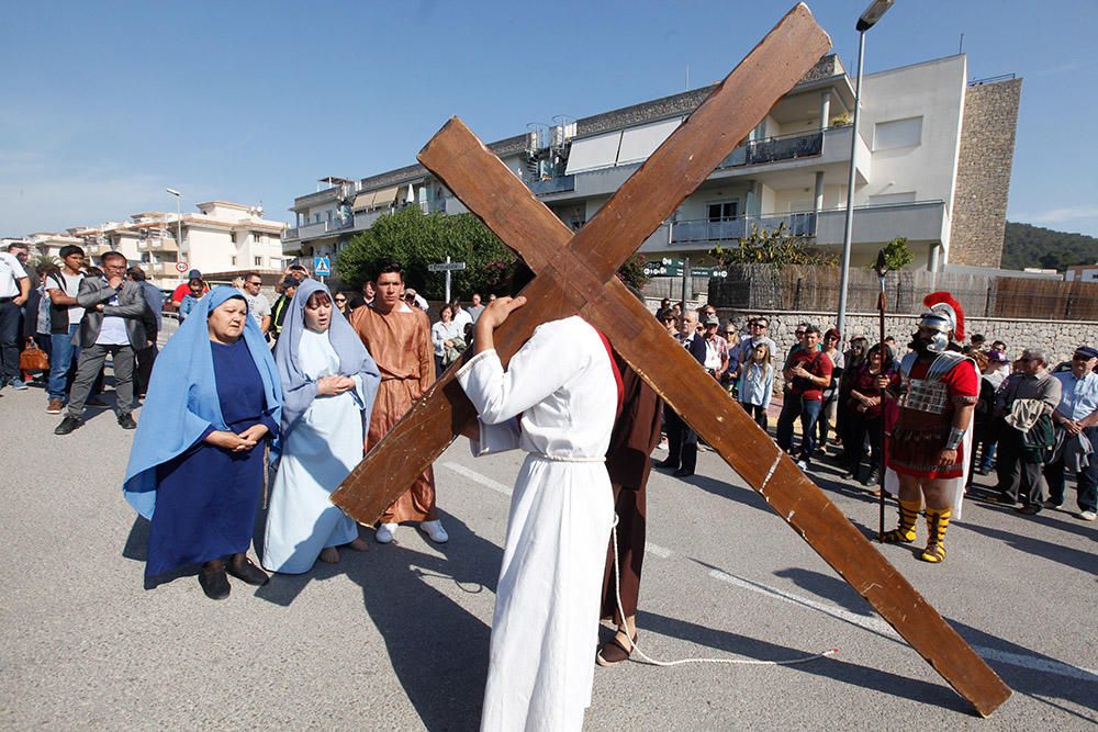 Centenares de personas asisten en el Puig de Missa a la recreación de la muerte de Jesucristo.