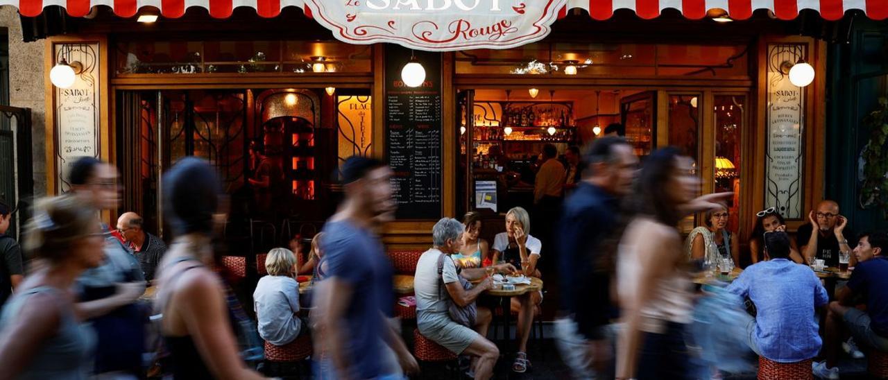 Turistas paseando por París.