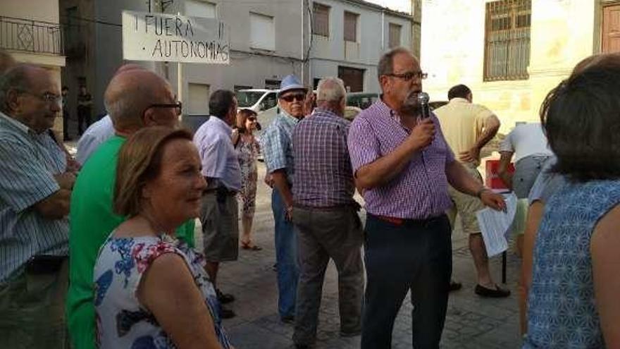 José Manuel Pilo expone las reivindicaciones en una plaza de Fermoselle.