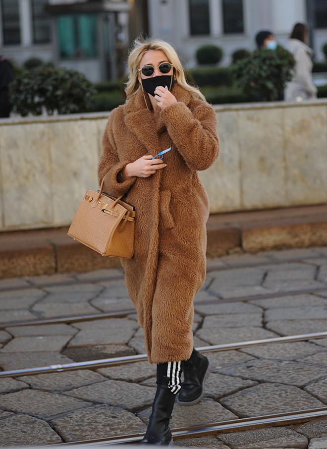 Con chándal, abrigo de peluche y bolso de Hermés, ¡divina!