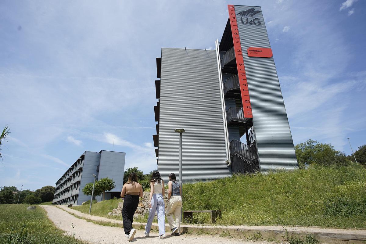 Estudiants es dirigeixen a la residència universitària Unihabit de Girona.