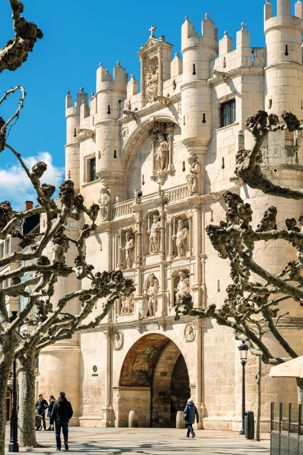 Arco de Santa María, una de las antiguas puertas medievales de Burgos, reconstruida en el siglo XVI como arco triunfal en honor a Carlos V. Su fachada exhibe esculturas de figuras históricas como el Cid, Fernán González y los jueces de Castilla, reflejando la rica herencia de la ciudad.