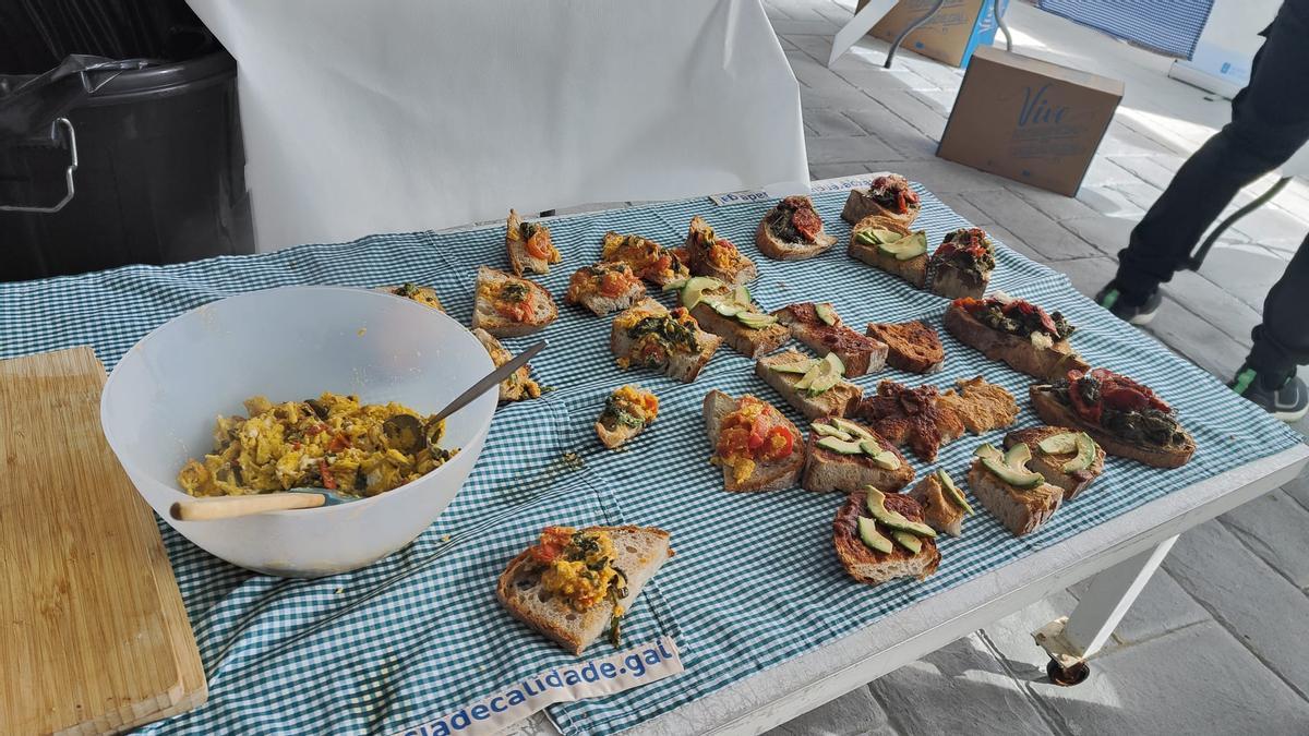 Tostas y un revuelto de grelos preparado por las niñas y niños del taller.