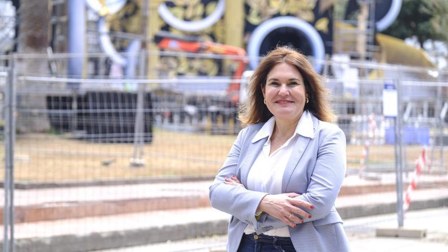 Jimena Delgado, en el Parque Santa Catalina, con el escenario del Carnaval de fondo.