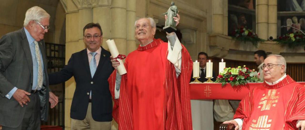 Javier Gómez Cuesta, con su galardón del Foro Jovellanos, flanqueado por Ignacio García-Arango y Orlando Moratinos y por el sacerdote Fernando Llenín.