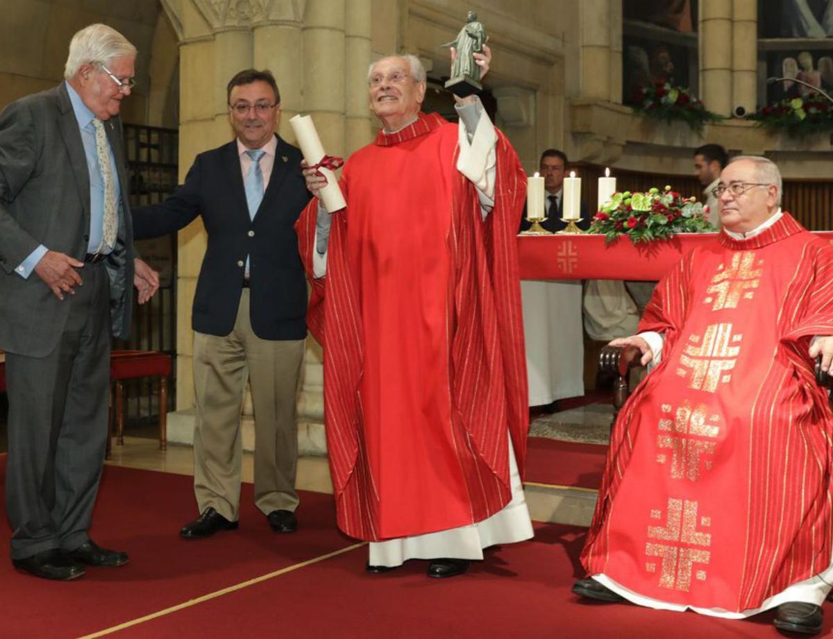 Javier Gómez Cuesta, con su galardón del Foro Jovellanos, flanqueado por Ignacio García-Arango y Orlando Moratinos y por el sacerdote Fernando Llenín.