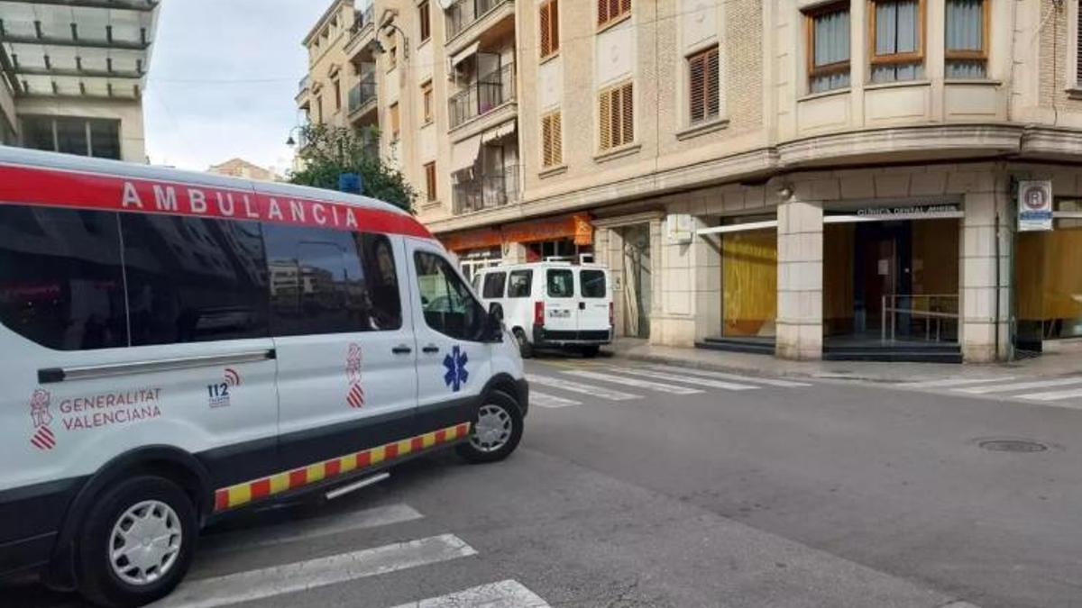 Una ambulància passa per davant de la clínica que va tractar les dues nenes