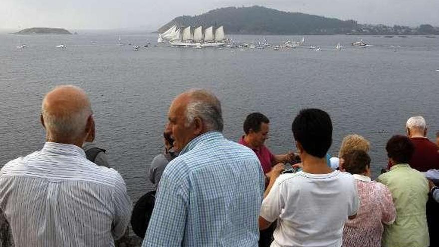 El alcalde Vázquez Almuiña durante su visita al barco.  // Marta G.Brea