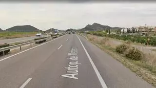 Dos heridos graves al volcar una furgoneta en la AP-7 en La Llosa