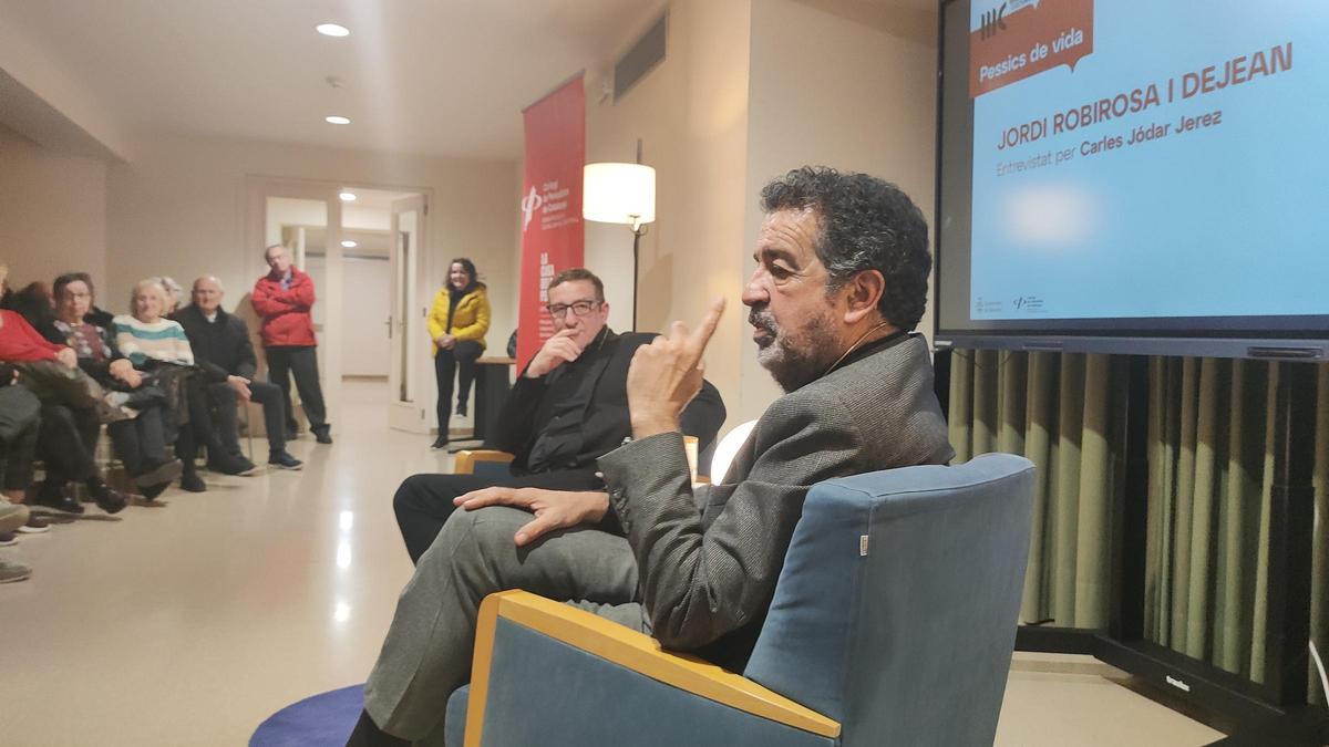 Robirosa responent al públic durant l'entrevista en viu al Centre Cultural El Casino de Manresa