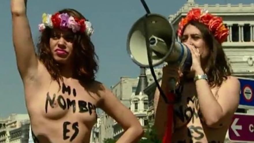 Activistas de Femen protestan contra la 'Ley mordaza' en Cibeles